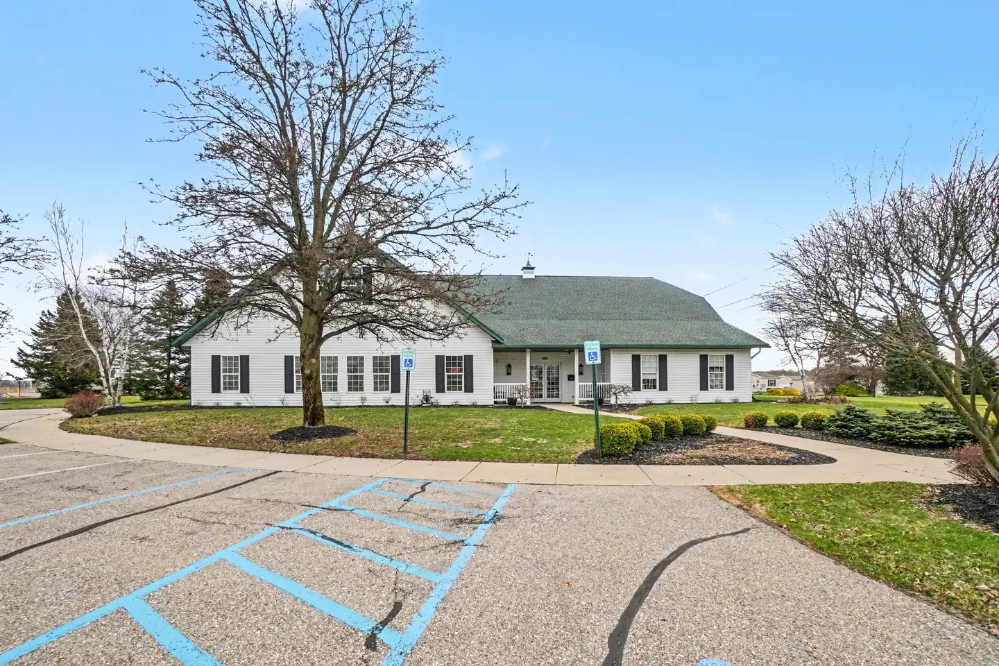 Front of the Boulder Ridge clubhouse and parking area in Allendale, MI
